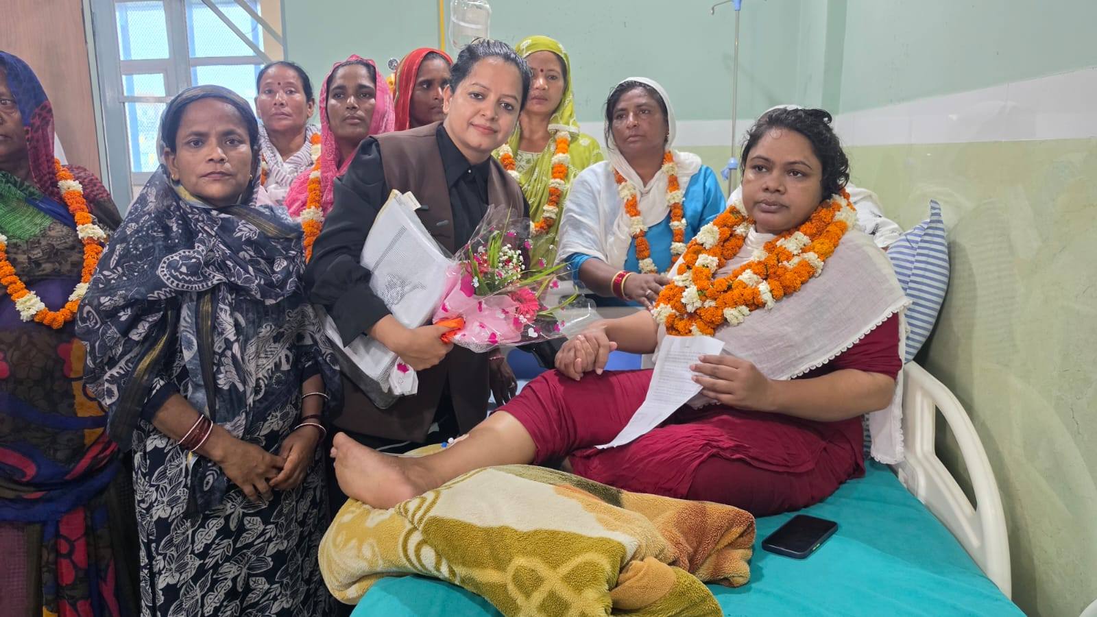 प्रधानमन्त्रीको अनुसन्धान विज्ञ दाहालको हातबाट पानी खुवाएर तोडियो अनसनरत रूबी खानको अनसन, ५ बुँदे सहमति कायम